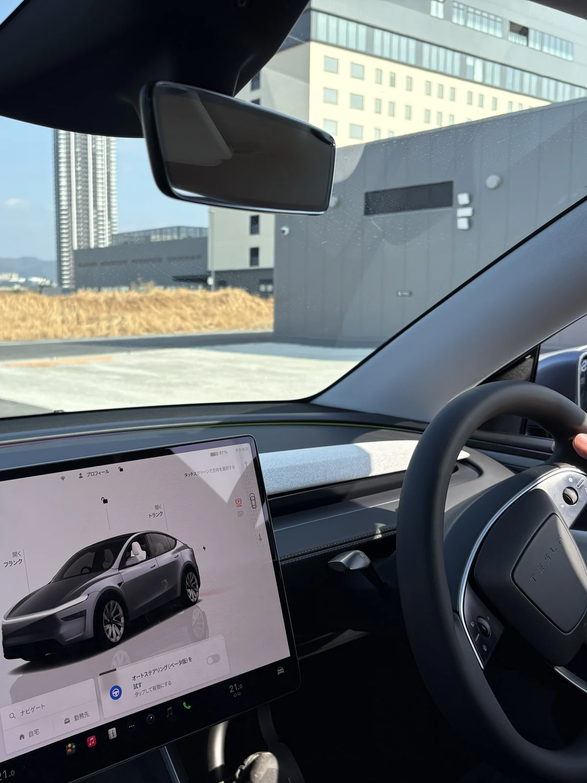 代表のテスラの運転席。センターディスプレイと、ハンドルを握る手